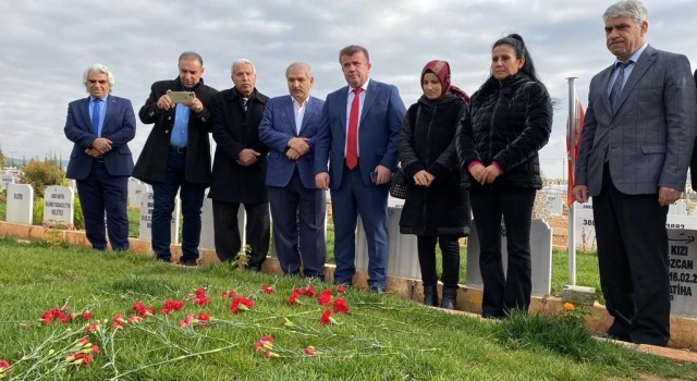 Hayatını kaybeden öğretmen mezarı başında anıldı