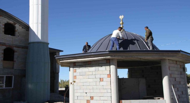 Hayırseverlerin yaptırdığı cami inşaatı devam ediyor