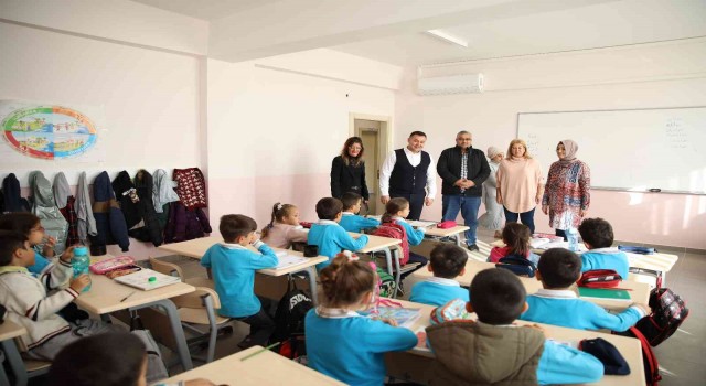 Hem güçlendirilen hem de büyüyen okuldan Başkan Yücele plaket