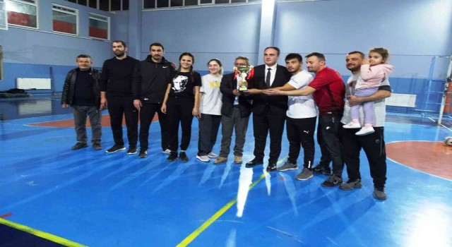 Hisarcıktaki voleybol turnuvasının şampiyonu Şehitler Ortaokulu oldu
