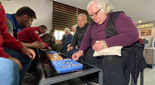 Huzurevi sakinleri akıl oyunlarını öğrendi, boynuz kulağı hemen geçti