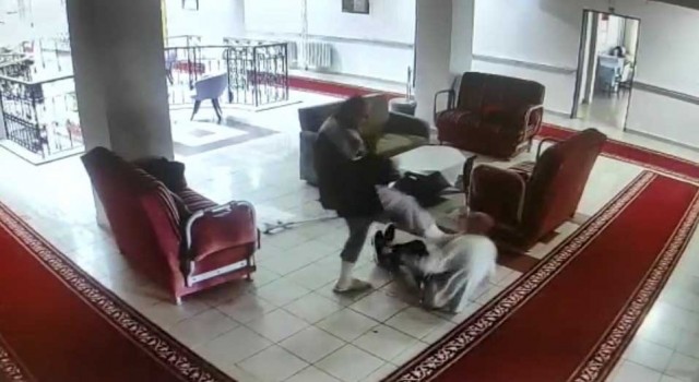 Huzurevinde koltuk değnekli ve tekmeli kavga kamerada