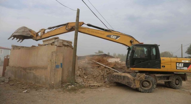 Iğdırda metruk binalar huzur ortamı için yıkılıyor