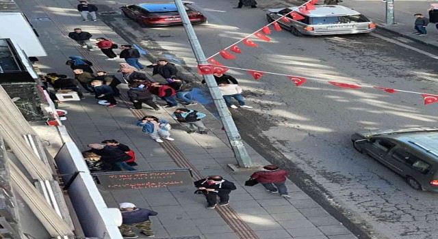 İki genç kız arasında sokakta kavga etti