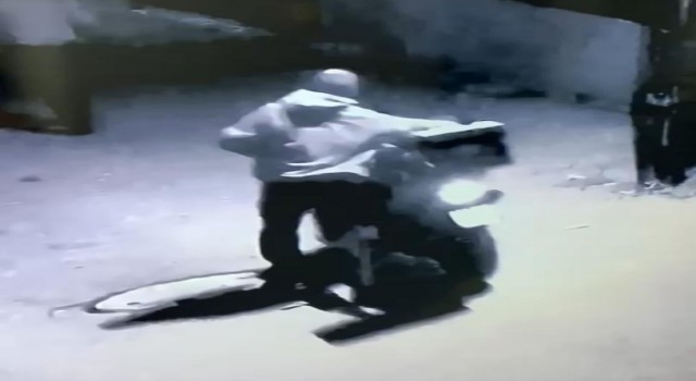 İki kişi motosikleti çaldı