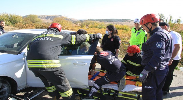 İki otomobil kavşakta çarpıştı: 1i ağır 4 yaralı