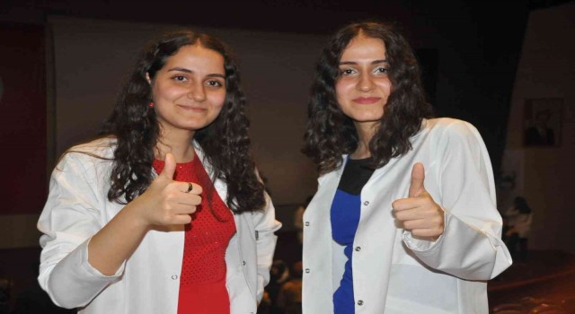 İkizler üniversitede de ayrılmadı, birlikte önlük giydi