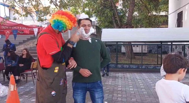 İlçe halkı ilk defa gördükleri palyaçoyla doyasıya eğlendi