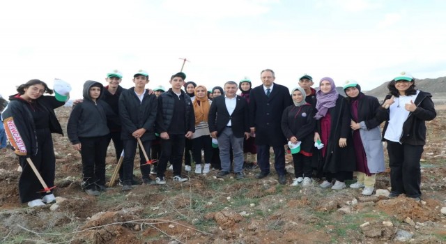 İlçenin ilk hatıra ormanı: 2 bin 500 fidan toprakla buluştu