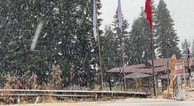 Ilgaz Dağında kar yağışı ve yoğun sis etkili oldu