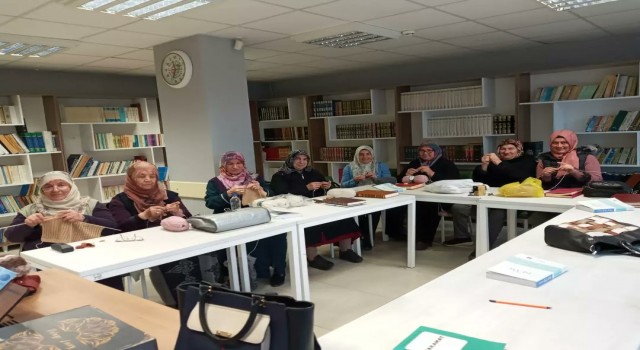 İlmekleri ihtiyaç sahibi çocuklar için atıyorlar