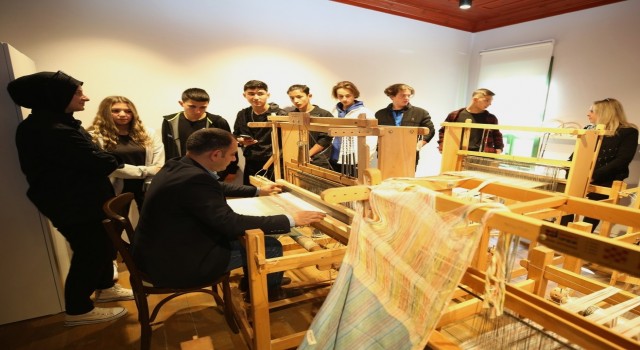 “İpek Mendil” öyküsü eşliğinde ipeğin yolcuğunu öğrendiler
