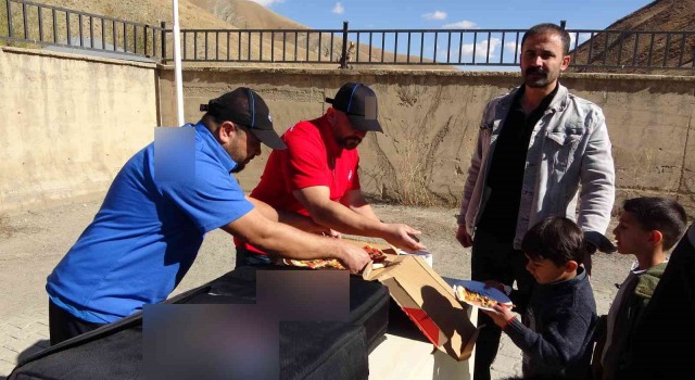 İran sınırındaki çocuklara pizza sürprizi