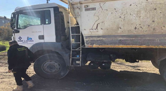 İş kamyonuyla çarpışan araç hurdaya döndü; 4 yaralı