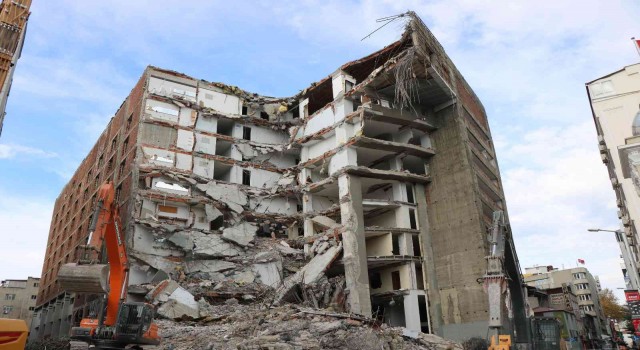 İş merkezi yıkımından yeni görüntüler