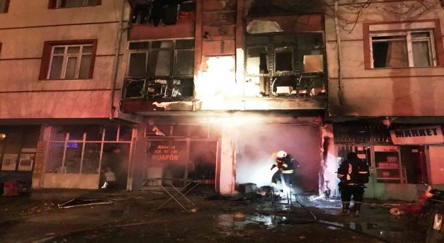 İş yerinde yangın çıktı, üst kattaki balkon zarar gördü