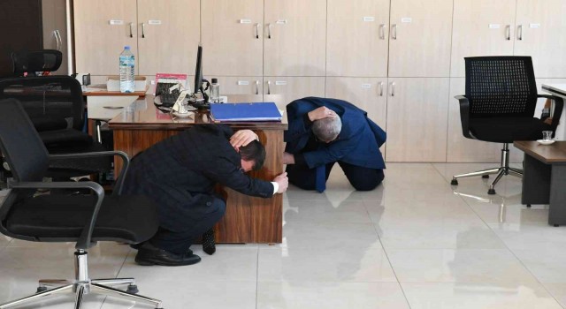 Ispartada çök, kapan, tutun ve tahliye tatbikatı