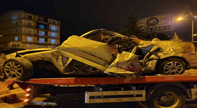 Ispartada meydana gelen kazada otomobil hurdaya döndü: 2 yaralı