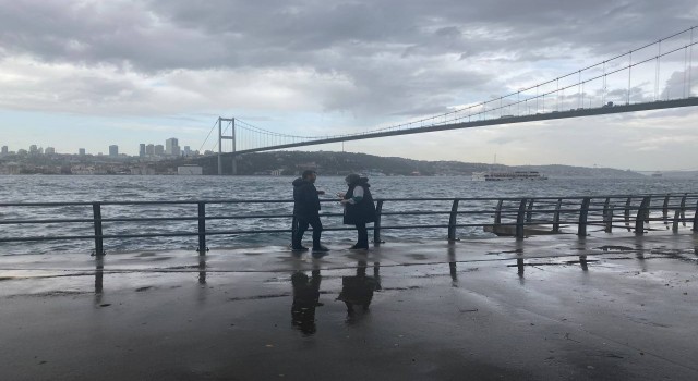 İstanbul Boğazında şiddetli rüzgar etkili oldu