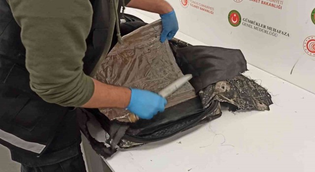 İstanbul Havalimanında keçeye emdirilmiş 3 kilo 680 gram morfin yakalandı