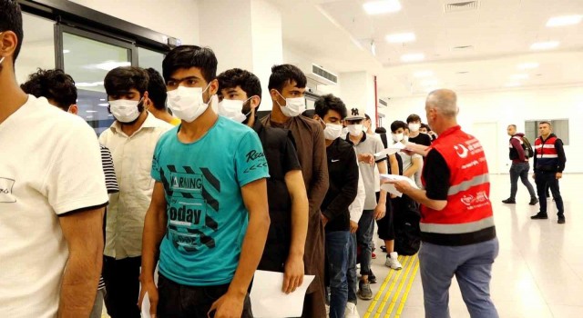 İstanbulda 41 bin 35 kaçak göçmen sınır dışı edildi