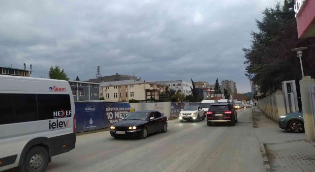 İstanbulda alışveriş nedeniyle trafik yoğunluğu oluştu