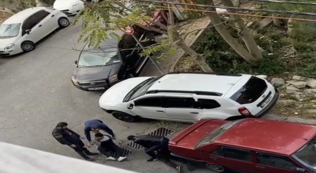 İstanbulda bıçaklı gaspçıların yakalandığı anlar kamerada: Polise yemin ederek yalvardılar