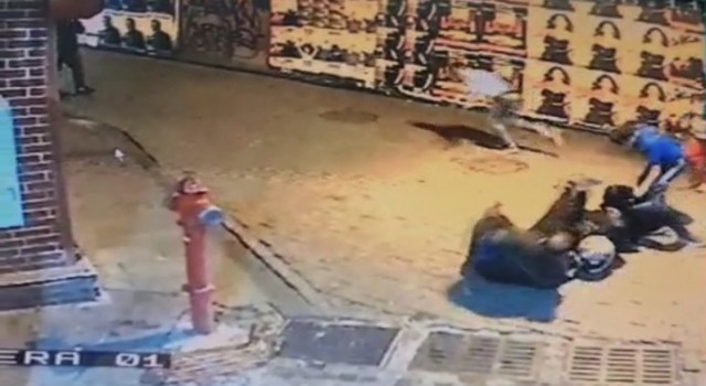 İstanbulda bıçaklı ve kasklı kavga kamerada: Beşiktaş polisi saldırganları yakaladı