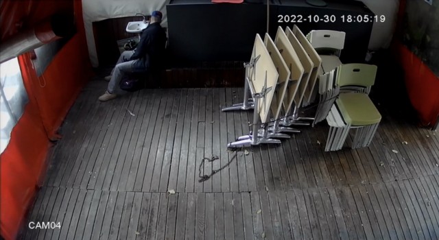 İstanbulda esnafı şoke eden hırsızlık kamerada: Ellerini yıkamaya gidince lavaboyu yerinde bulamadı