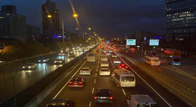 İstanbulda haftanın son iş gününde trafik yoğunluğu yaşandı