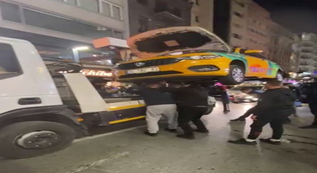 İstanbulda ilginç kedi kurtarma operasyonu kamerada: Çekiciyle taksiyi kaldırıp kediyi kurtardılar