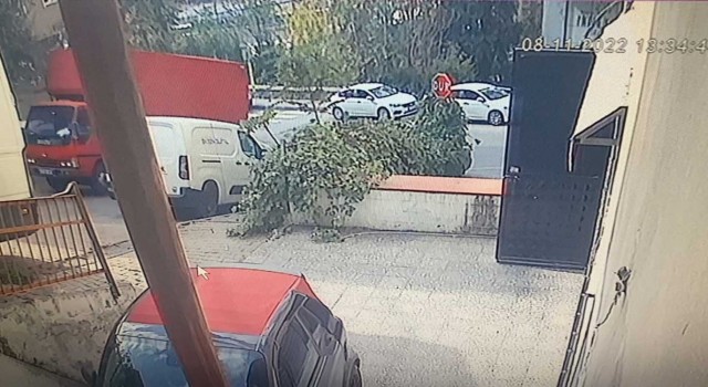 İstanbulda kamyonet dehşeti kamerada: 5 araç pert oldu