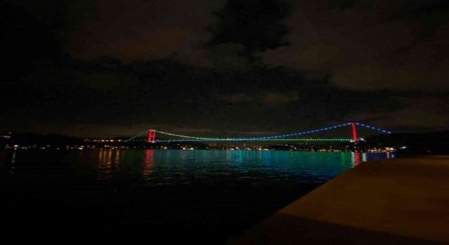 İstanbulda köprüler Azerbaycan bayrağının renkleriyle ışıklandırıldı