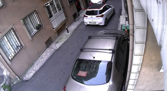 İstanbulda korku dolu anlar kamerada: Sevgilisiyle tartışan engelli genç dehşet saçtı