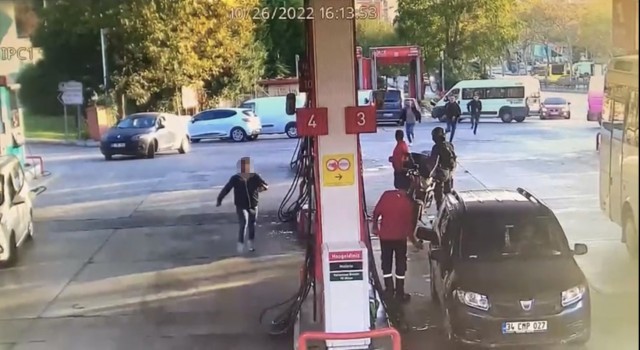 İstanbulda markette dehşet anları kamerada: Kovalayıp dövdükleri genci kaçırdılar