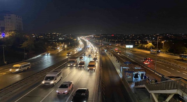 İstanbulda okullar açıldı, trafik yoğunluğu başladı