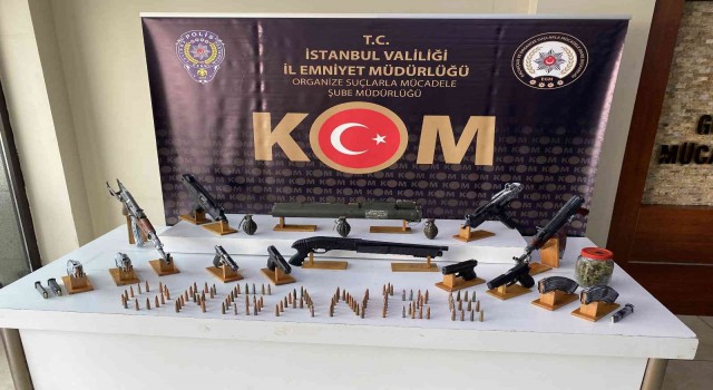 İstanbulda operasyon düzenlenen daireden cephanede çıktı: Lav silahı, kalaşnikof, el bombası bulundu
