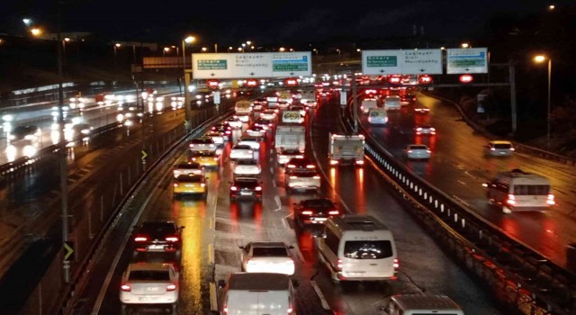 İstanbulda sağanak yağış hayatı olumsuz etkiledi