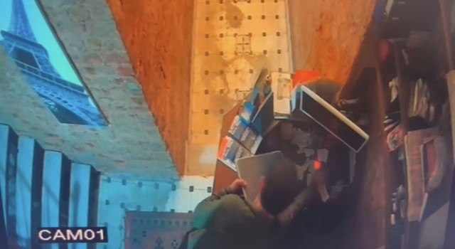 İstanbulda soğukkanlı hırsız kamerada: Otelin bilgisayarını faresiyle beraber çaldı