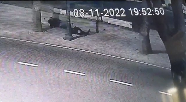 İstanbulda uçan tekme dehşeti kamerada: Evine giderken saldırıya uğradı