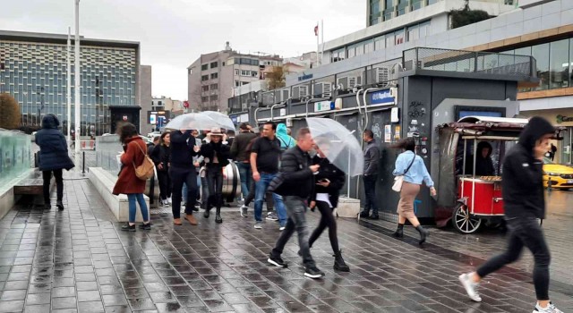 İstanbulda yağmur ve şiddetli rüzgar başladı