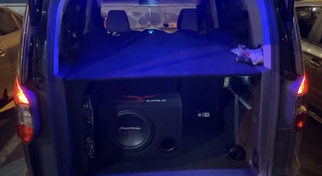 İstanbulda yol kapatıp oynayan magandalar kamerada: Polis ceza yağdırdı