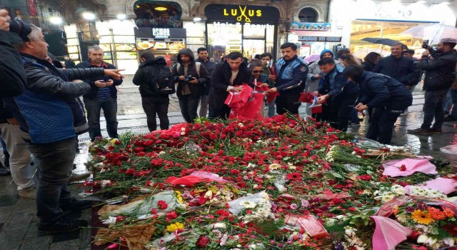 İstiklal Caddesinde hayatını kaybedenler için oluşturulan platform ve bayraklar kaldırıldı
