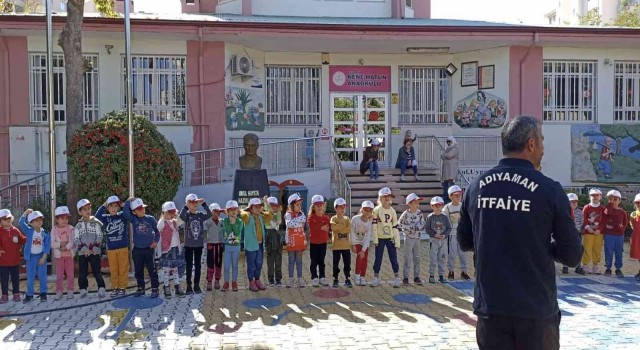 İtfaiyecilerden, minik öğrencilere yangın eğitimi