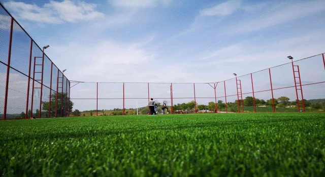 İvrindide halı saha inşaatları tamamlanıyor