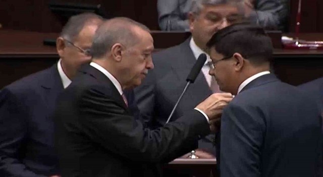 İYİ Partiden AK Partiye geçen Özcana rozetini Cumhurbaşkanı Erdoğan taktı