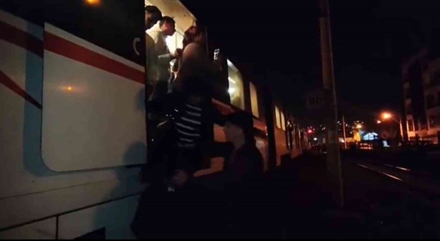 İZBAN arızalanınca vatandaşlar çareyi raylara atlamakla buldu