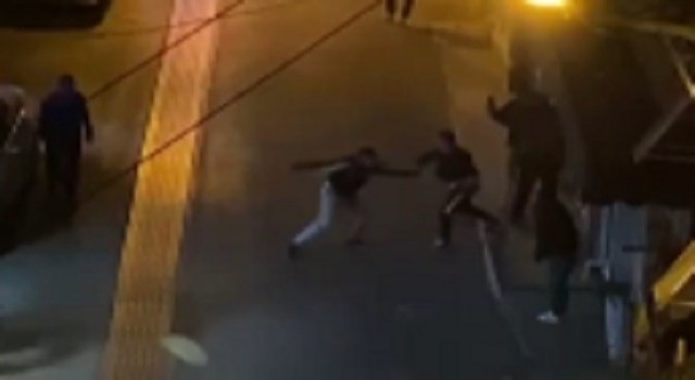 İzmirde 2 kişinin yaralandığı sokak ortasındaki bıçaklı kavga kamerada
