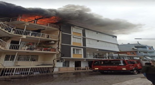 İzmirde 4 katlı binanın çatı katı alev alev yandı