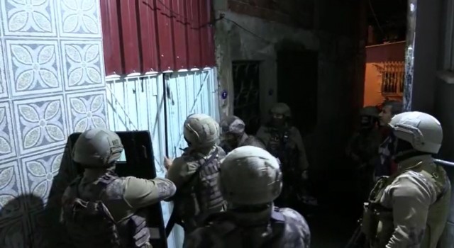 İzmirde aranan kişilere film gibi operasyon: 29 gözaltı